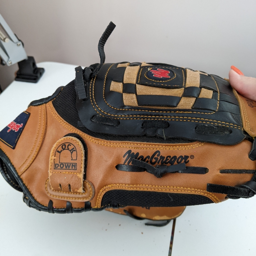 McGregor M450 Softball mitt w deep custom pocket crown web, Original Owner